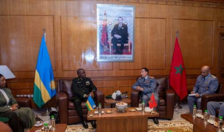 L’Inspecteur Général des FAR s’entretient avec le Chef d’Etat-Major de l’Armée de Terre Rwandaise